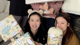 เมื่อผมกับเพื่อนห่อของขวัญที่ดูไม่เกี่ยวกัน...