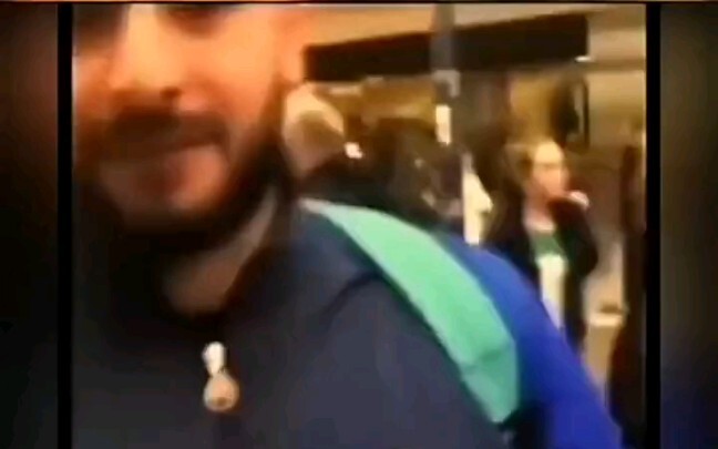 Có gì sau tai bạn vậy?