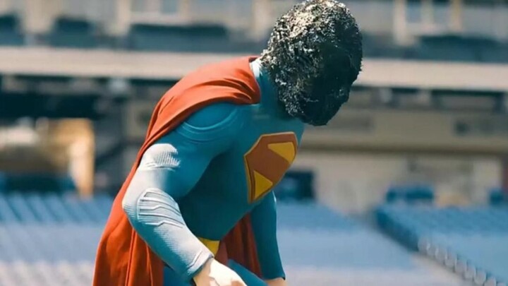 Superman berlari menuju luar angkasa untuk melepaskan diri dari nanobot yang menguasainya