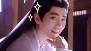 يبدو أنه يعلم جيدًا أنه جميل، فمن الذي لن يُفتَن بهذا الابتسامة؟