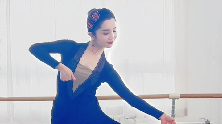 Here it comes, the basic dance postures of Kucha dance ~ Please slowly savor our traditional culture
