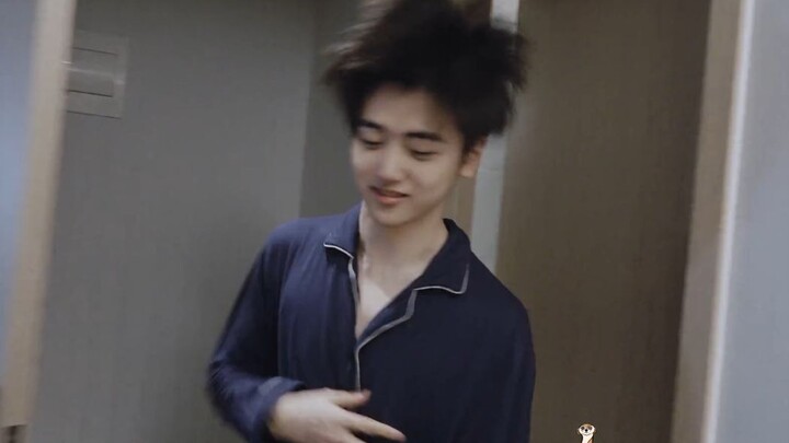 [R1SE Yan Xujia] Kitten Scratching at the Door | A Full-On Milk-Drinking Show