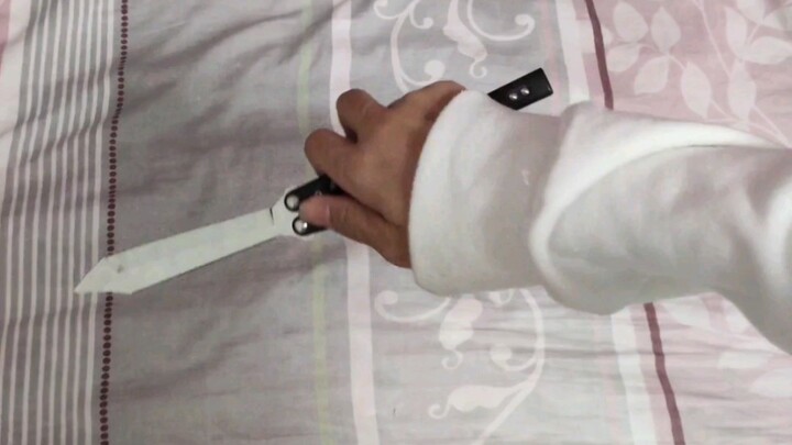 As we all know, butterfly knife is an extreme hand sport in bed