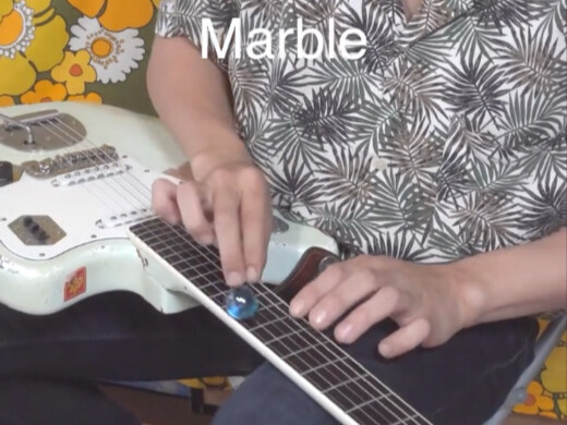 استخدم خرز الزجاج لعزف الغيتار الكهربائي! وحدة تأثير فيزيائية