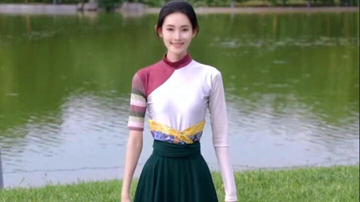 Apakah Anda ingat gadis yang menari Jiuzhaigou di tepi danau?
