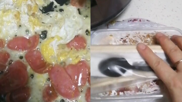 الأم تريد أن تتعامل مع ابنها الذي لا يأكل إلا الطعام الجاهز، لذا فهي تصنع له الأرز المقلي وتضعه في ا