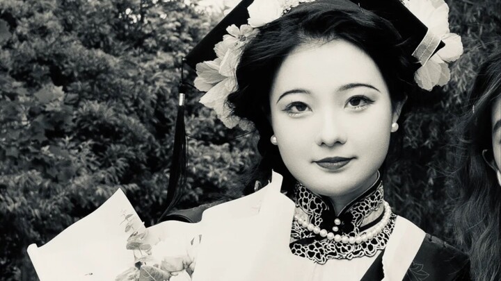 Teman bilang topi sarjana saya mirip jilbab tradisional Tiongkok? Wisuda pakai cheongsam panjang yan