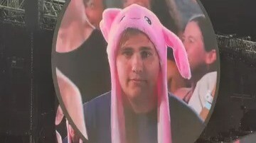 Những kẻ cố hết sức chen tay vào ống kính: Nhiếp ảnh gia chỉ muốn đá bay bạn một phát cho xong!