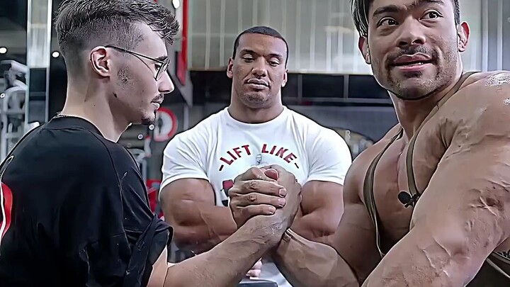 หนุ่มกล้ามโตดวลแข่งแรงมือ แต่ไม่คาดคิดว่าจะเจอตัวจริง!