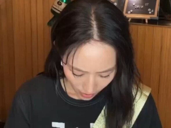 تشانغ جون نينغ تقرأ وترد بشكل فوضوي