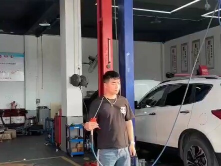 He’s so skilled that he doesn’t even need to look in the mirror.