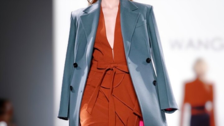 Commute Style: So this is the exact vibe of a female CEO heading to and from work in novels—elegant 