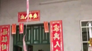 晚辈在气球上绑千元钞票给老人祝寿，不料气球却意外飞跑，拍摄者：以后这种活动还是放室内吧