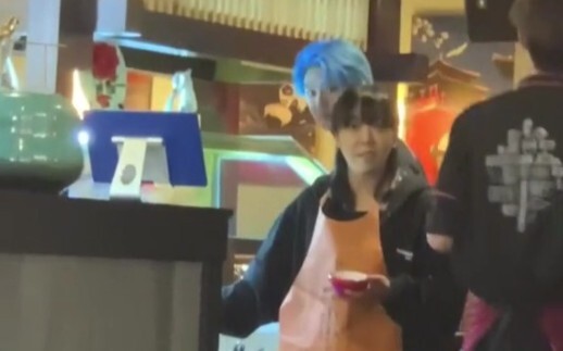 الشِّيْشِيْ البالغ من العمر سبعة عشر عامًا يذهب لتناول الـهوغو بعد الحفل!