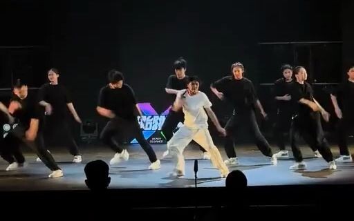 被这段舞蹈震撼了！好像第一次看懂舞蹈的意义，看着好揪心啊