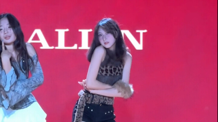 女大学生舞台表演toxic