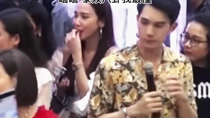 سبق أن قال الوكيل إن أومب يحب أكثر ما يحب الاستماع إلى شائعات عالم الترفيه، ويعشق خصوصًا معرفة من يو