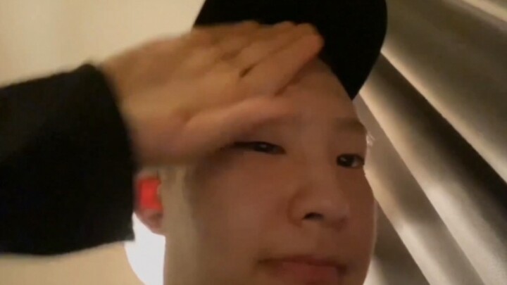 Còn gì đáng yêu hơn cả chú hổ con lau mồ hôi chứ!!