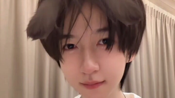 贺峻霖 cập nhật vũ đạo biểu tượng cảm xúc “Madrid kỳ diệu” trên Douyin!