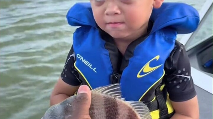 This is the advantage of having a dad take care of the baby. The two-year-old boy went fishing with 