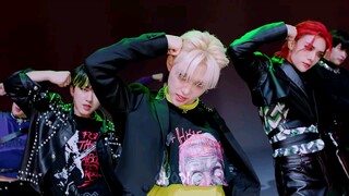 تدور فرقة Stray Kids كلها لمدة دقيقة واحدة