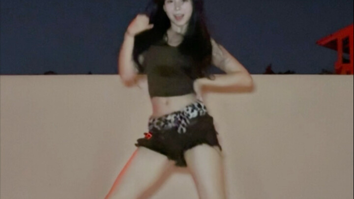 People with neck issues can’t pull off this dance… | LE SSERAFIM “Spaghetti”