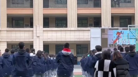 นักเรียนกำลังทำท่าออกกำลังกายระหว่างคาบ สาวหมวกแดงแถวหลังดึงดูดสายตาสุดๆ ชาวเน็ตบอก: “พวกเขาควรไปยืน