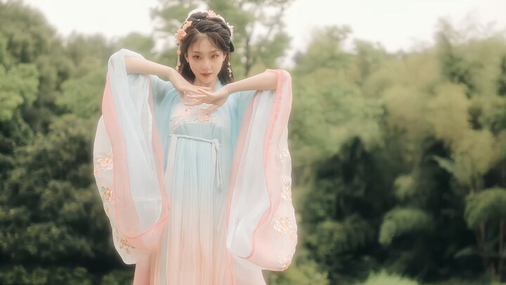 Jiangnan once again shrouded in misty rain, the long river flows back to my hometown~