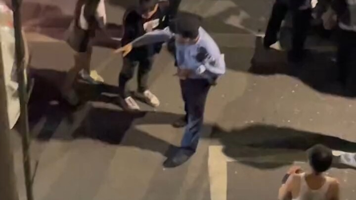 Thế là xong, cản trở thi hành công vụ bị còng tay rồi 🤔