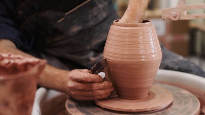 Proses pembuatan pot tanah liat stoneware secara menyeluruh, pengalaman memutar dan membentuk tanah 