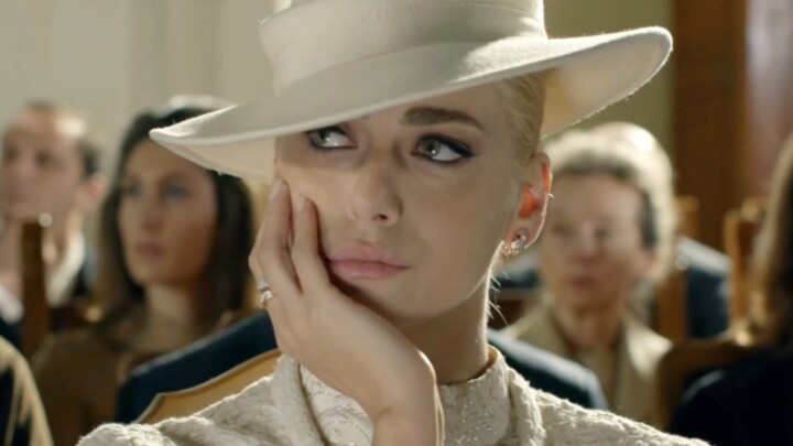 Pria menggunakan kedipan mata untuk menyampaikan pesan