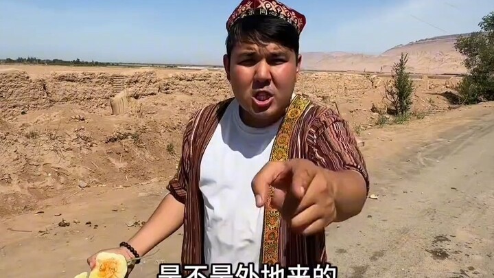 It's great to be in Xinjiang! We're giving away a truckload of Hami melons! Come visit Xinjiang!