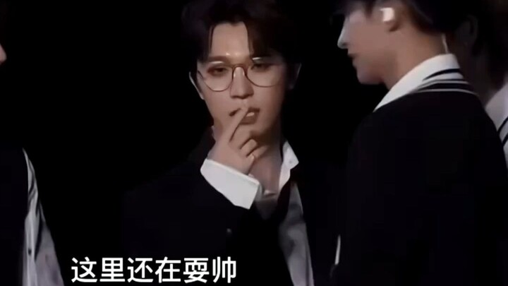 Cách chứng minh mình đang bật mic đầy kỳ quặc của chú Thứ