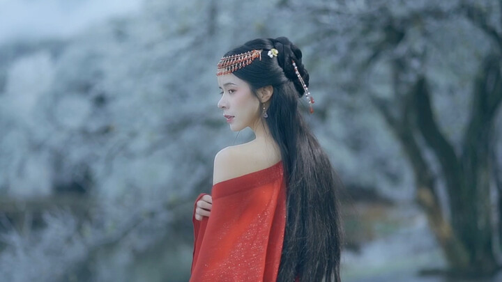 Eternal beauty knows no bounds; a lovely face delights the eye [Shengwei]