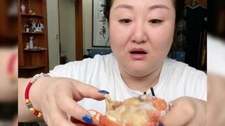 椰子蟹，看起来特别像巨型的虾怪，吃起来还不错！