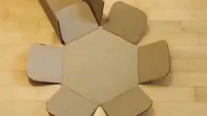 Cardboard can also be made into a stool, the method is simple and practical