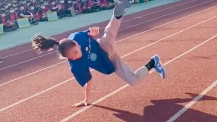 The little girl's street dance is so good that all the classmates are stunned