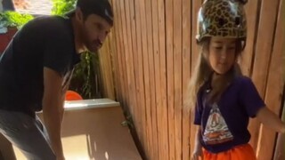 教育孩子的正确打开方式：女儿玩滑板摔倒后，爸爸是这么做的