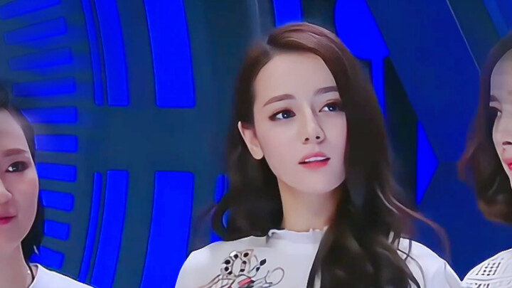 Lần đầu tiên Nhiệt Ba xuất hiện trên chương trình “Kuaiben”, sao cô ấy lúc nào cũng xinh đẹp thế nhỉ