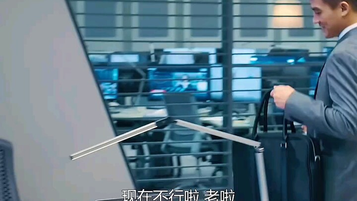 On his first day at the company for an interview, the young man was unexpectedly mocked in public by