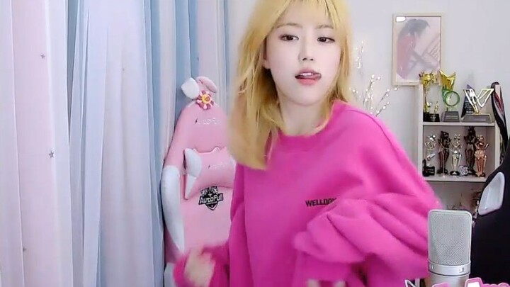 Chu Thục Di biểu diễn nhảy đường phố mặt đơ thè lưỡi, mọi người đều xem đến ngẩn người luôn rồi