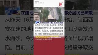 Kinh hoàng khoảnh khắc mặt đường bất ngờ bị sập tạo ra hố tử thần khổng lồ