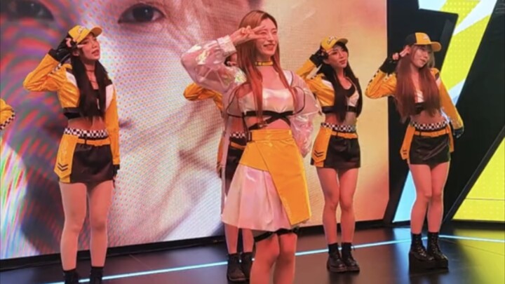 [Zhong Chenyao] 12.30 Guangzhou Firefly Sister Zhong dances on the stage, she is super cute!