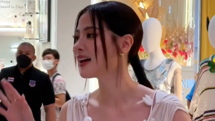 Dengan wajah dan tubuh seperti ini, pantas saja Lisa tidak berhasil debut di Thailand,
