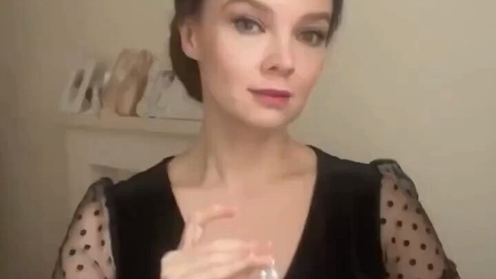 A Russian beauty demonstrates that if you have an extra-long pearl necklace, you can style it in at 