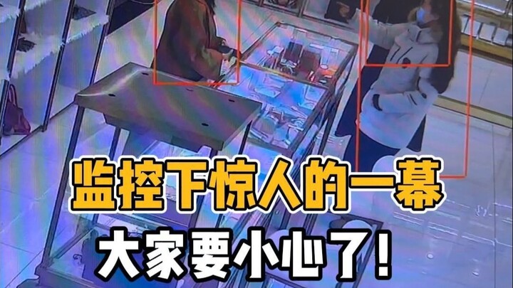 كاميرا المراقبة في المتجر تلتقط مشهدًا مذهلًا! كونوا حذرين حقًا، يا رفاق!