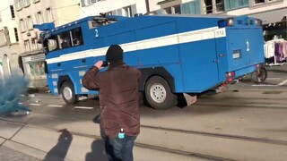 VIOLENT PROTESTS LIVE IN ZURICH, POLICE SHOOTS: anti vax and anti nazi protesters block Zurich city