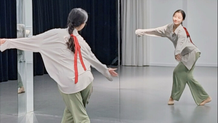 บทเรียนตีจังหวะด้านหลังฉบับผสมผสานวัฒนธรรมชาติพันธุ์ของเพลง “มี่ตู้ซานเกอ” 🎶 มาเรียนไปพร้อมกันเลย!