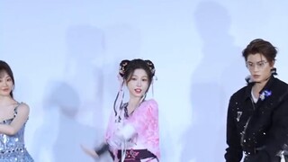 All members of the Eternal Night team performed the "Send to the Bright Moon" gesture dance ~ Who do