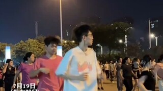 年轻人占领广场舞，动作魔性到大爷大妈看呆，网友：太上头！